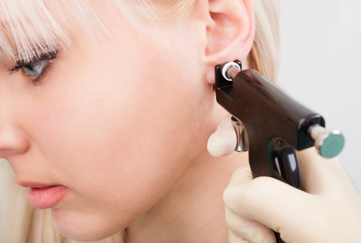 Як проколюють вуха пістолетом