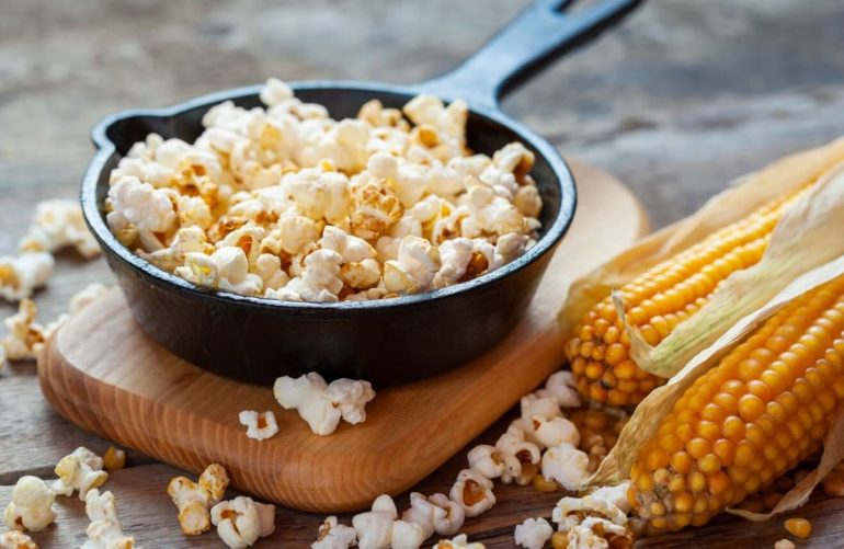 Попкорн: состав, польза и вред для организма, а также как его правильно готовить в домашних условиях и можно ли его есть при похудении?