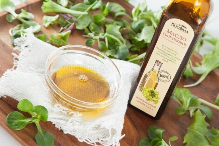 Рыжиковое масло: что это такое, какими полезными свойствами обладает, каковы противопоказания, есть ли вред от употребления, как применяется в кулинарии и косметологии?