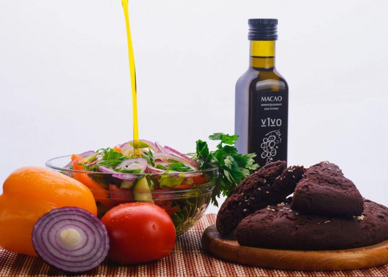 Масло виноградной косточки: состав, польза, противопоказания, применение для похудения, в кулинарии и косметологии (рецепты масок в том числе для волос, лица, ногтей)