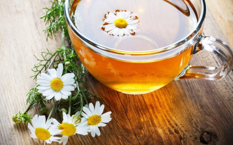 Ромашковый чай: польза и вред для женского и мужского здоровья, применение при простуде, диарее и панкреатите, виды напитка, а также можно ли давать грудничку?