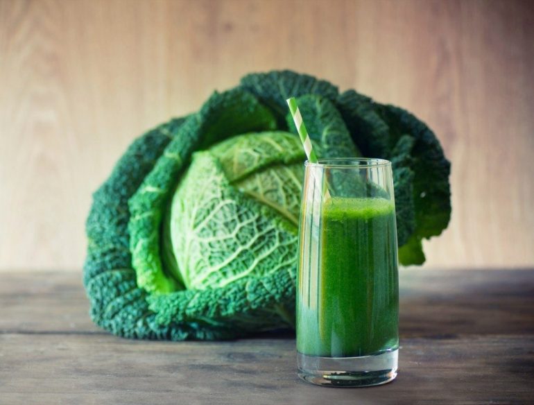 Капустный сок: какую пользу приносит, кому противопоказан, каковы лечебные свойства, как правильно приготовить, можно ли беременным, как используют в косметологии?