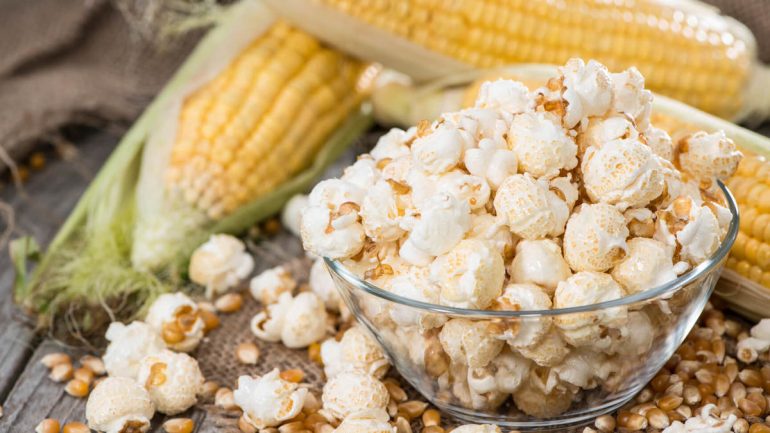 Попкорн: состав, польза и вред для организма, а также как его правильно готовить в домашних условиях и можно ли его есть при похудении?