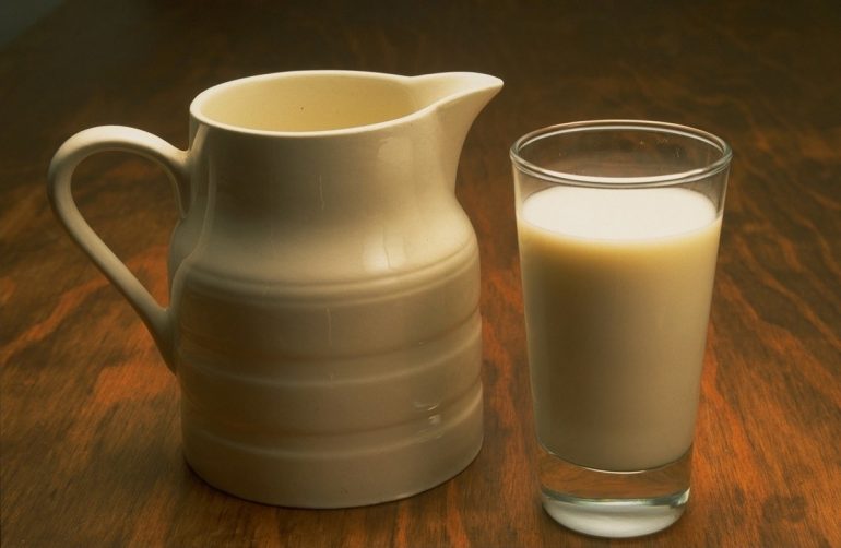 Ряженка: польза и вред, показания и противопоказания, а также какое влияние оказывает на организм детей, женщин и пожилых людей и сколько можно пить в день?