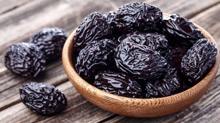 Чернослив: состав, а также какой полезнее - черный или светлый, какими лечебными свойствами обладает, какие противопоказания к употреблению, как использовать для похудения?