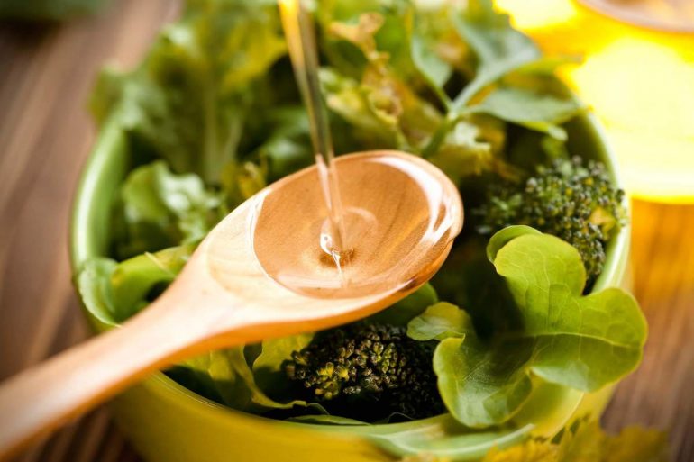 Оливковое масло: полезные свойства, показания и противопоказания, способы получения, отличие рафинированного от нерафинированного, использование в косметологии?