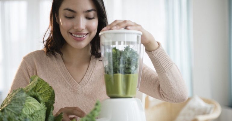 Капустный сок: какую пользу приносит, кому противопоказан, каковы лечебные свойства, как правильно приготовить, можно ли беременным, как используют в косметологии?