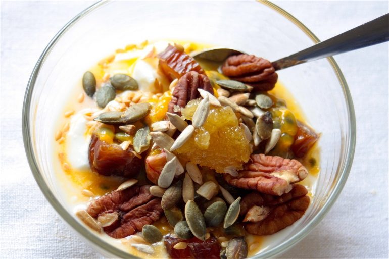 Орех пекан: как выглядит, каковы полезные и лечебные свойства для мужчин, женщин и детей, какова норма потребления, как чистить, как применять в косметологии?