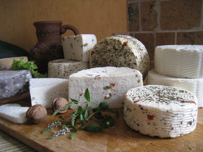 Козий сыр: состав, калорийность, полезные и лечебные свойства, способы приготовления, советы по хранению продукта, противопоказания