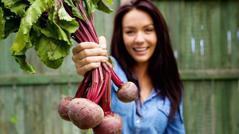 Свекольный сок: состав, калорийность, правила приема при заболеваниях, при похудении, женщинам во время беременности и лактации, противопоказания, лучшие рецепты