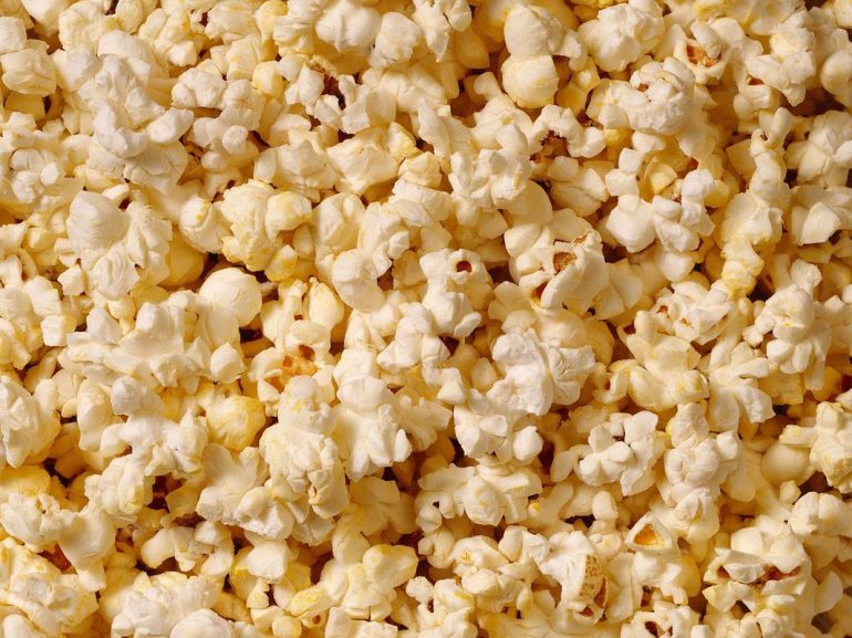 Попкорн: состав, польза и вред для организма, а также как его правильно готовить в домашних условиях и можно ли его есть при похудении?