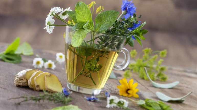 Ромашковый чай: польза и вред для женского и мужского здоровья, применение при простуде, диарее и панкреатите, виды напитка, а также можно ли давать грудничку?