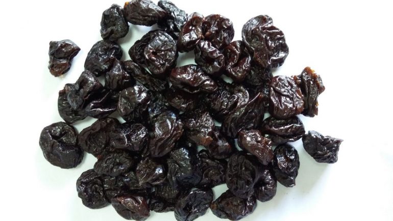 Чернослив: состав, а также какой полезнее - черный или светлый, какими лечебными свойствами обладает, какие противопоказания к употреблению, как использовать для похудения?