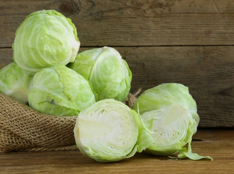 Капустный сок: какую пользу приносит, кому противопоказан, каковы лечебные свойства, как правильно приготовить, можно ли беременным, как используют в косметологии?