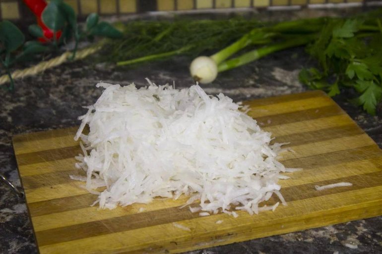 Черная редька: польза и вред продукта для мужчин, женщин и детей, показания и противопоказания к применению, использование при похудении, для волос и в кулинарии