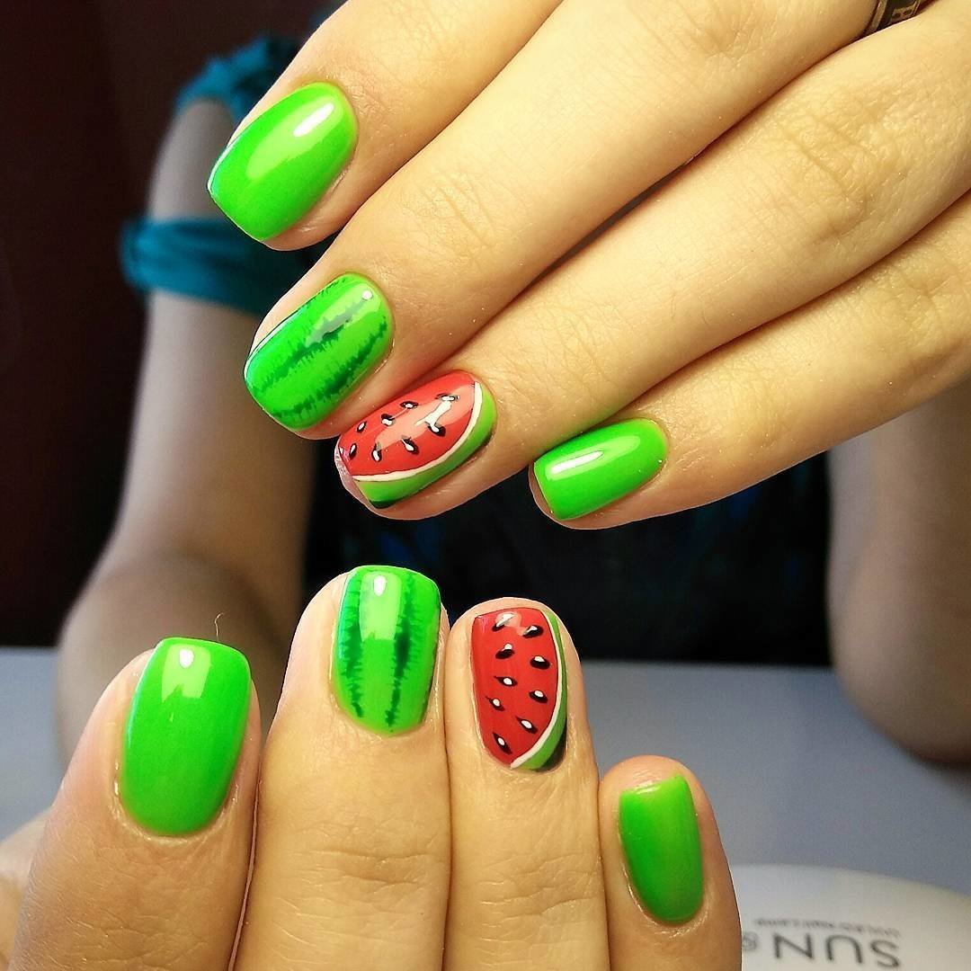 Світло-зелений манікюр на короткі нігті