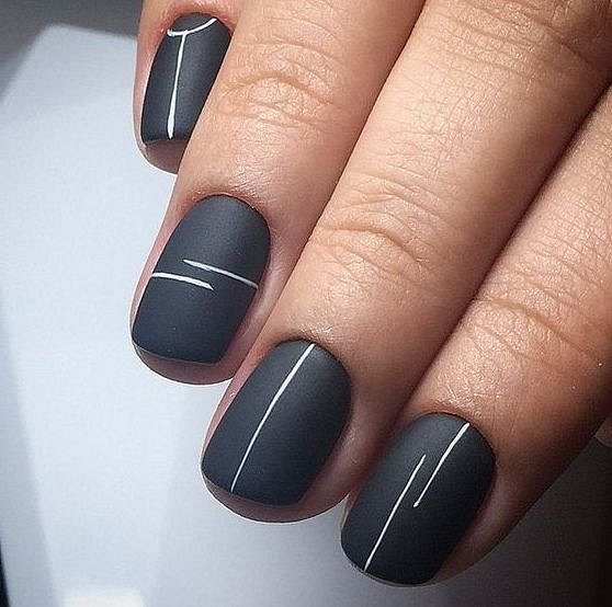 Чорний манікюр на короткі нігті