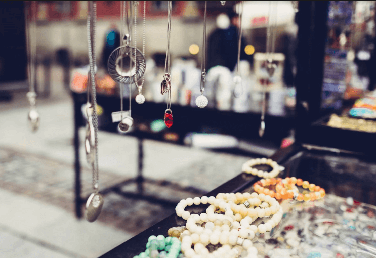 Види прикрас для дівчини в 2021