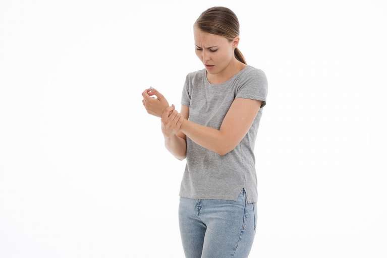 До чого свербить ліве зап'ястя?