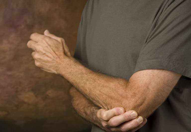 До чого свербить лівий лікоть?