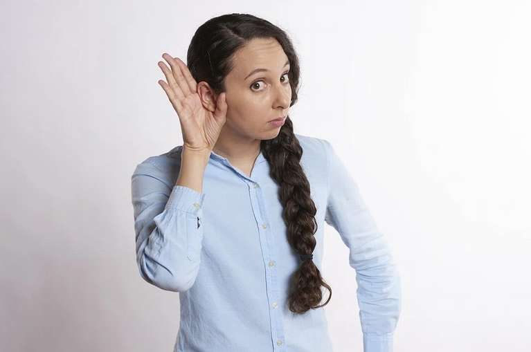 До чого свербить мочка правого вуха?