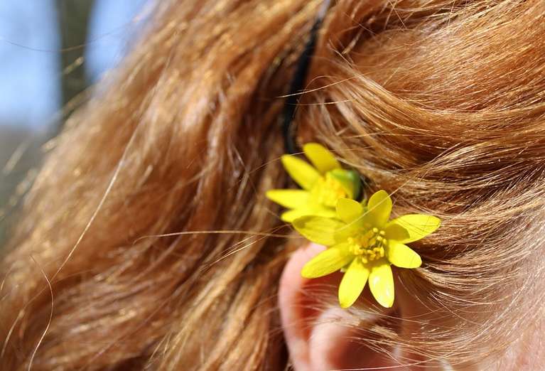 До чого свербить праве вухо?