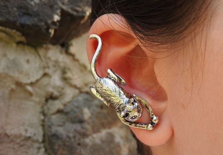 До чого свербить праве вухо?