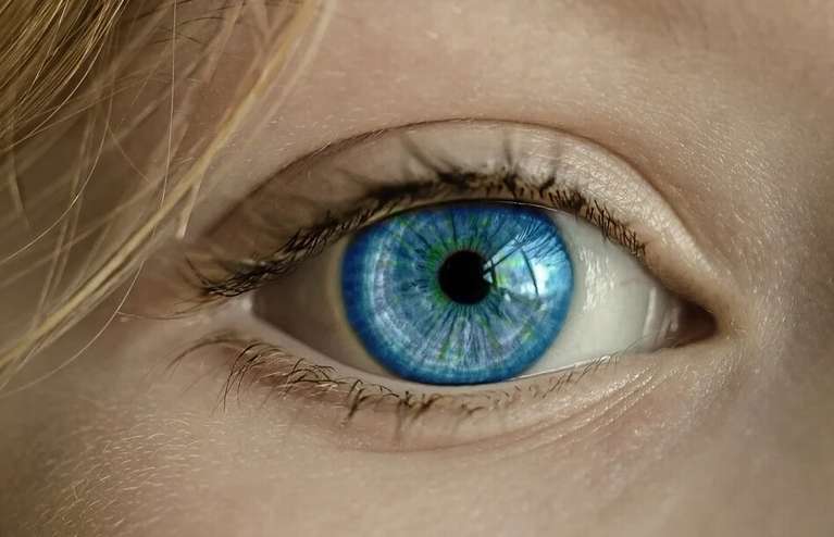 До чого свербить праве око?