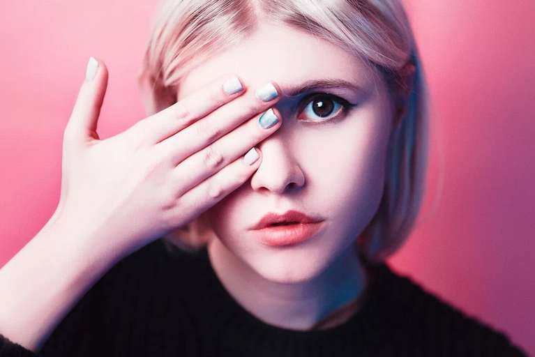 До чого свербить праве око?