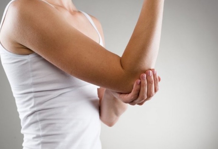 До чого свербить правий лікоть?