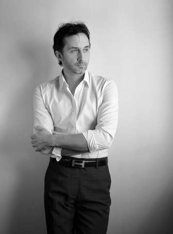 До чого свербить правий лікоть?