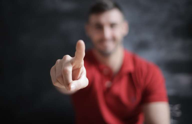 До чого свербить вказівний палець на правій руці?