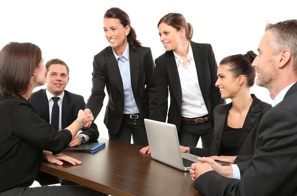 До чого горить ліве вухо?