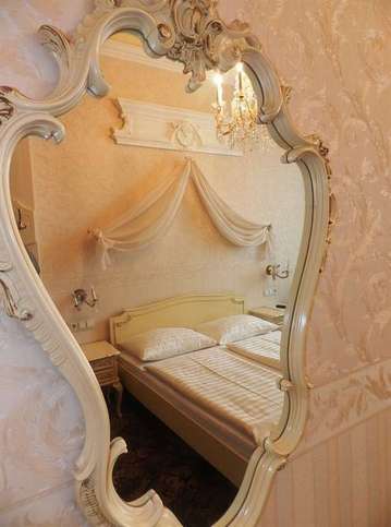 Чому не можна спати навпроти дзеркала?