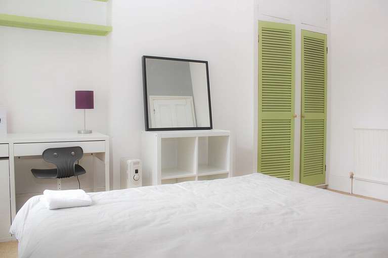 Чому не можна спати навпроти дзеркала?