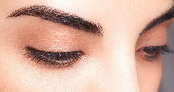Чим змити хну з брів: декілька ефективних способів повернути бровам належний вигляд
