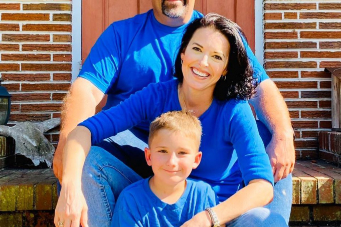 Хлопчик бере з притулку старих собак, від яких всі відмовляються