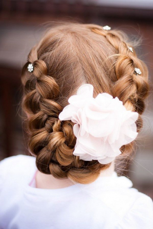Найкращі зачіски юним модницям на випускний, весіллля та інші урочистості