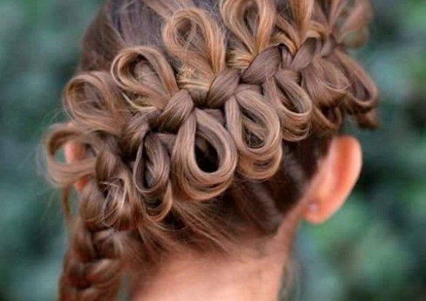 Найкращі зачіски юним модницям на випускний, весіллля та інші урочистості