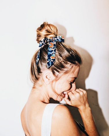 На швидку руку: як приховати жирне волосся за допомогою зачіски