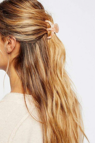 На швидку руку: як приховати жирне волосся за допомогою зачіски