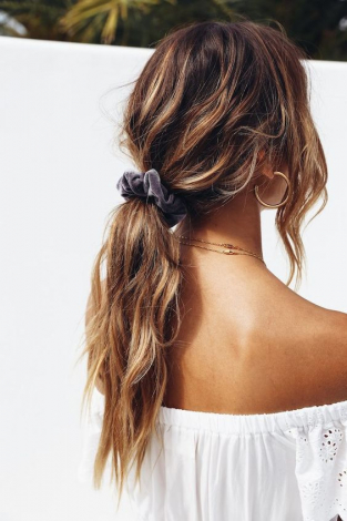 На швидку руку: як приховати жирне волосся за допомогою зачіски