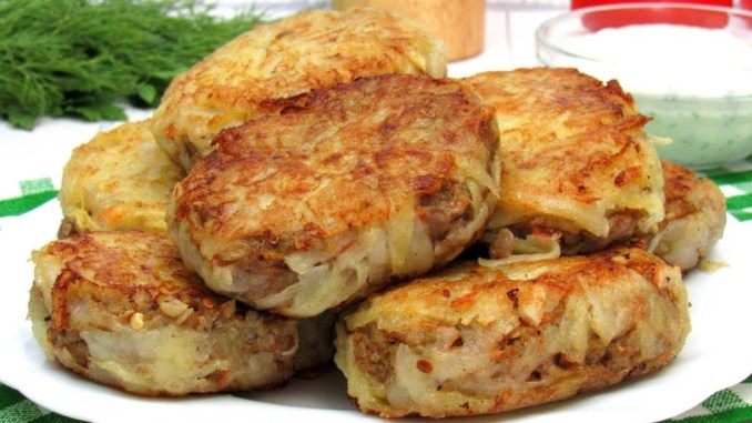 Не відрізнити від м’ясних: смачні, соковиті та ніжні. Сусідка поділилася рецептом котлет з баклажанів!