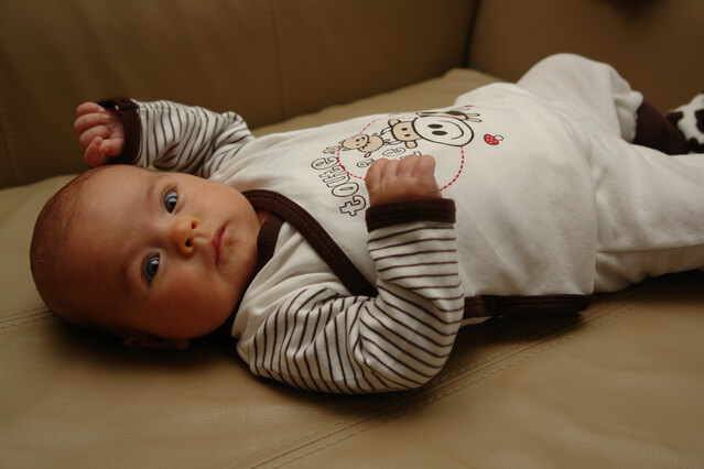 Новонароджена дитина догляд і розвиток. Особливості 1 місяця