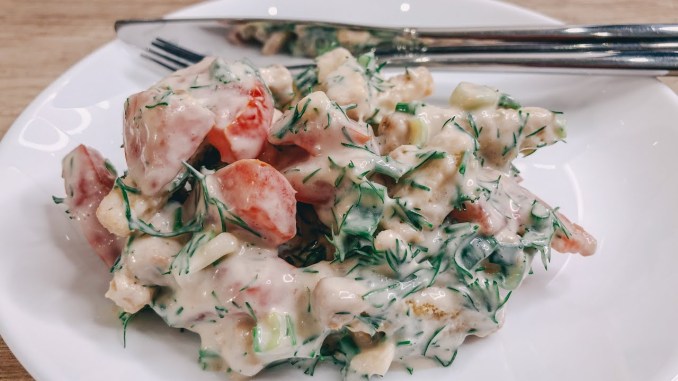 За 5 хвилин! Салат з сухариками, помідорами і сиром БЕЗ майонезу — неймовірно простий і швидкий рецепт