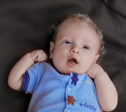 Коли дитина починає усміхатися усвідомлено, після народження, перша посмішка