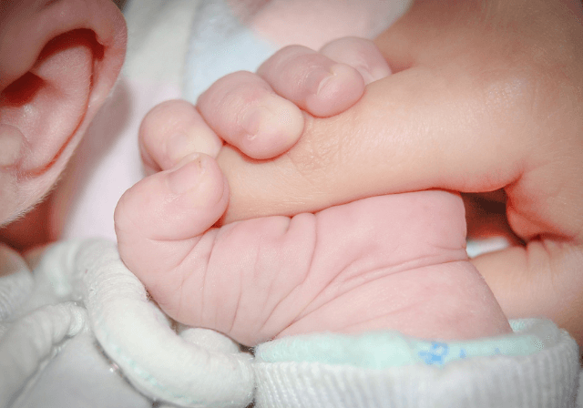 Рефлекс моро у новонароджених: що це, коли проходить, до скількох місяців, норма і патологія