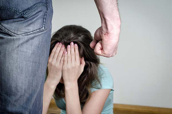 До чого сниться бити жінку — 50 тлумачень із різних сонників.