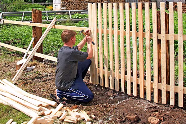 До чого сниться робити паркан — 16 тлумачень із різних сонників.
