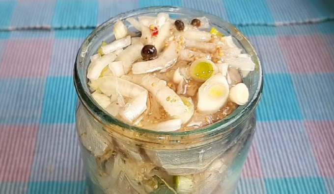 Сусідка поділилася рецептом найніжнішої скумбрії! Малосольна скумбрія в гарячому маринаді